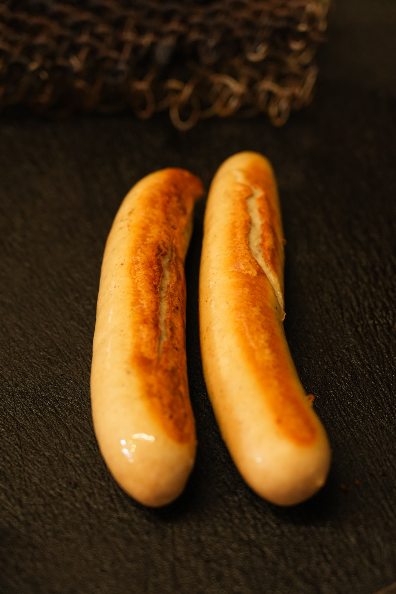 Frisch gebratene Bratwurst im Grillstübchen Weisweiler