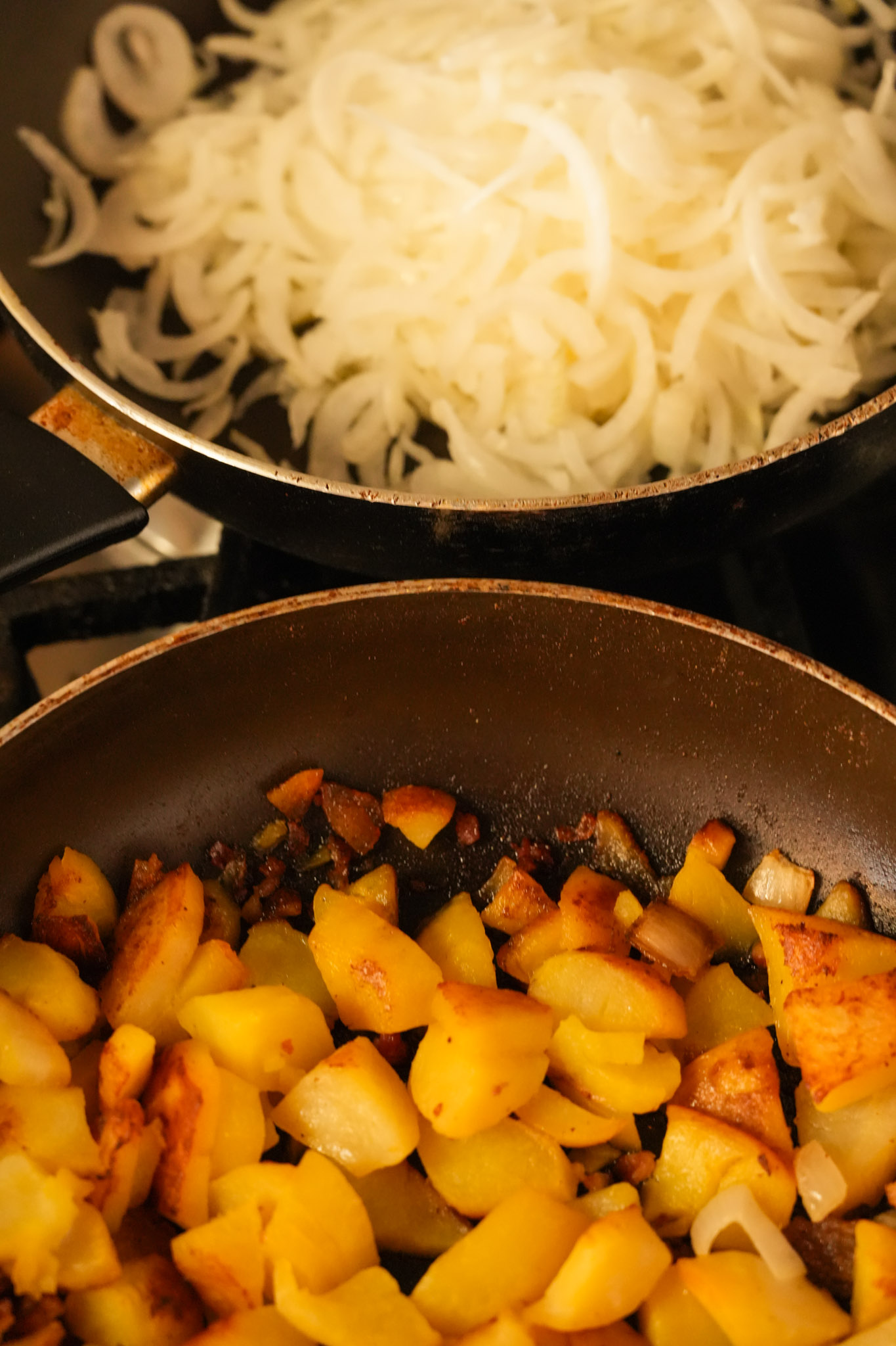Frische Bratkartoffeln mit Zwiebeln bei der Zubereitung