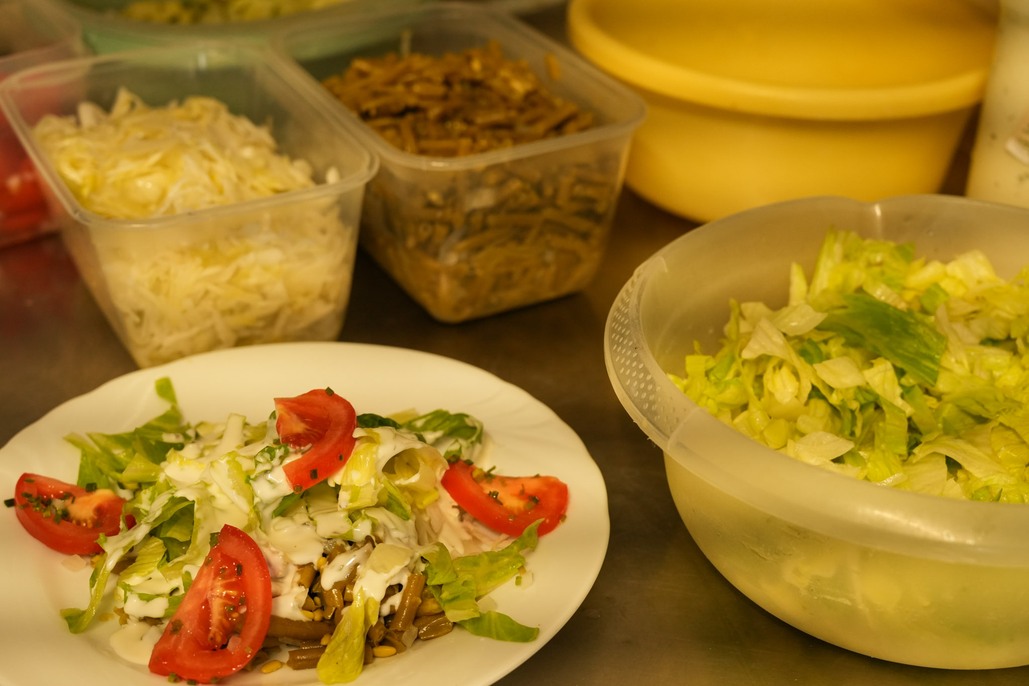 Frisch zubereiteter gemischter Salat